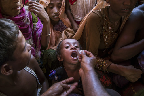 A Rohingya child receives a cholera vaccine as part of a UNICEF-supported immunization campaign in Cox’s Bazar, Bangladesh. (CNW Group/UNICEF Canada)
