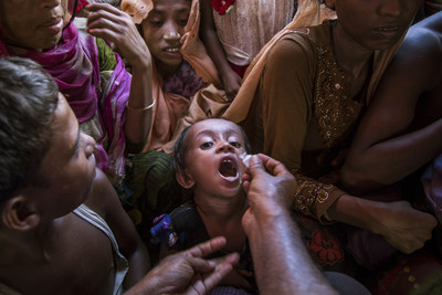Un enfant rohingya reoit un vaccin dans le cadre d'une campagne massive d'immunisation contre le cholra  Cox's Bazar, au Bangladesh. (Groupe CNW/UNICEF Canada)