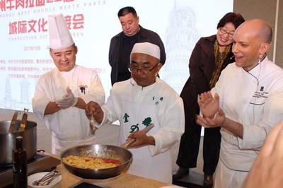 Chef Ma Wenbin learns to make pasta with Chef De Cuisine Amedeo Ferri (PRNewsfoto/Publicity Department of the CPC)