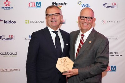 Anthony Haines (L), President and CEO of Toronto Hydro is awarded CR Magazine's Responsible CEO of the Year award by David Armon (R), CEO of the Corporate Responsibility Board. (CNW Group/Toronto Hydro Corporation)