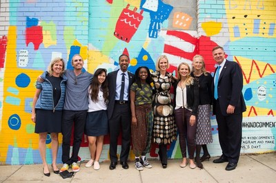 EDENS CEO Jodie Mclean, Artist Dallas Clayton, Julia Chon-Baker of @KimchiJuiceXYZ, Councilmember Kenyan McDuffie, Olivia Trice of @stitchedbyliv, Instagram COO Marne Levine, Grammy Award-winnig singer Jewel, Union Market Director of Brand and Strategy Jennifer Maguire and Congressman Scott Peters (D-CA) in front of Instagram’s #KindComments mural at Union Market.