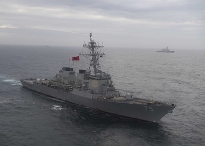 8日，“阿利·伯克”级导弹驱逐舰“唐纳德·库克”号(DDG 75)正在参加“强大的盾牌- 2017”演习。图片来源:美国海军大众传播专家海员学徒雷蒙德·马多克斯