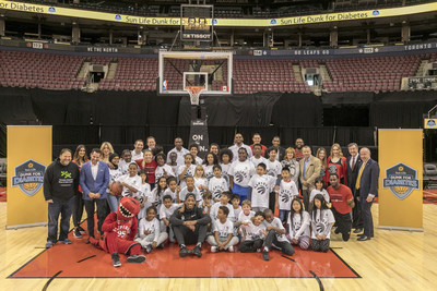 Les jeunes des Repaires jeunesse du Canada en action lors du lancement du programme Basket pour le diabète de la FSL. (Groupe CNW/Financière Sun Life inc.)