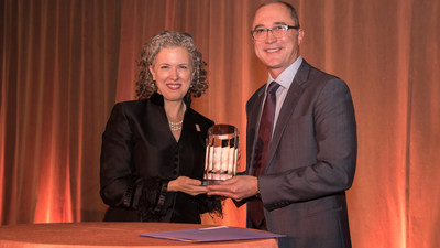Keep America Beautiful President and CEO Helen Lowman presents Keep America Beautiful's 2017 Vision for America Award to Delta Air Lines President Glen Hauenstein. Keep America Beautiful presents the Vision for America Award annually to a corporation whose commitment to corporate social responsibility and sustainability has significantly enhanced civic, environmental and social stewardship. (Photo by Kate Eisemann)