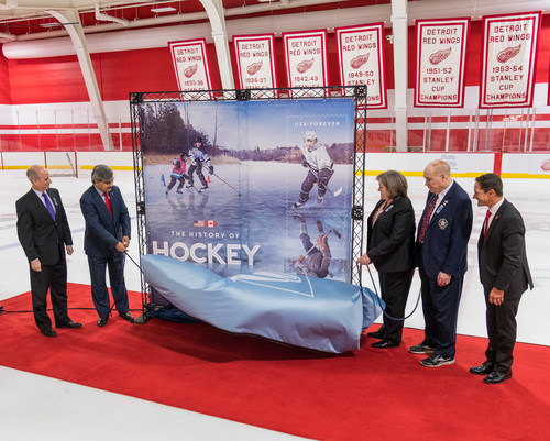 Presentation of the souvenir sheet first day of issue special envelope at a ceremony today at Detroit’s Little Caesars Arena Belfor Training Center (left to right): Master of ceremonies Paul Gross; Deepak Chopra, Canada Post President and CEO; Megan Brennan, USPS Postmaster General and CEO; Leonard “Red” Kelly, member of the Hockey Hall of Fame; Dr. Murray Howe, Gordie Howe's son. Photo by Daniel Aszal, USPS (CNW Group/Canada Post)