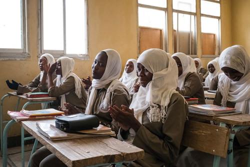 Female students of the King Faysal College talk about child marriage in N’Djamena, Chad. © UNICEF/UN060700/Sokhin (CNW Group/UNICEF Canada)