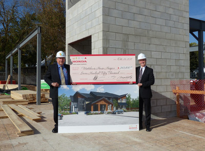 Bill Easdale (right), Senior Vice President, Honda of Canada Mfg. and Vice Chair of the Honda Canada Foundation, presents a cheque on behalf of the Foundation to Marv Chantler, Vice President, Fundraising, Matthews House Hospice, in support of a new 10-bed facility, which will provide additional hospice services for families in the Alliston, Ontario, community. (CNW Group/Honda Canada Inc.)
