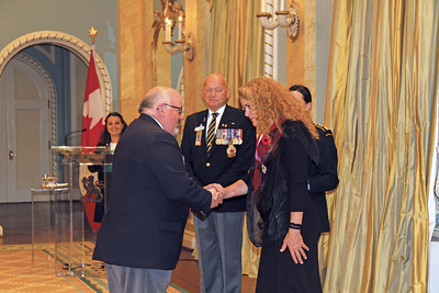 David Flannigan, President, The Royal Canadian Legion offered the First Poppy to Her Excellency, the Right Honourable Julie Payette, Governor General and Commander-in-Chief of Canada at a ceremony at Rideau Hall today. (CNW Group/The Royal Canadian Legion Dominion Command)