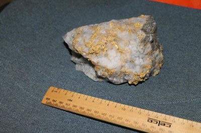 Photo 1- Spécimen du niveau 14 dans la zone A : pépite de 30 oz (Groupe CNW/RNC Minerals)