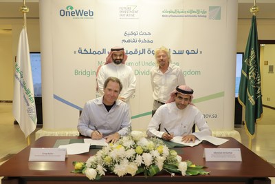 De gauche  droite : Greg Wyler, S.E. le ministre Abdulla Al-Sawaha, ing, Sir Richard Branson, Abdullah Al-Kanhal ing, lors de la crmonie de signature du protocole d'entre entre OneWeb et le ministre des Communications et des Technologies de l'Information le 26 octobre 2017 (PRNewsfoto/OneWeb)