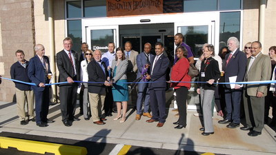 North Plainfield Mayor Michael Giordano Jr. and Goodwill NYNJ President and CEO Katy Gaul-Stigge cutting inaugural ribbon.