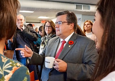 Le maire sortant Denis Coderre tait de passage  l'usine de Keurig Canada aujourd'hui pour rencontrer les employs (Groupe CNW/Keurig Canada)