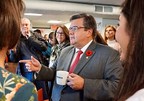 Le maire sortant Denis Coderre accueilli par les employés de Keurig Canada