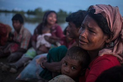 Le 9 octobre 2017, des rfugis Rohingyas, dont plusieurs femmes et enfants, arrivent  Palong Khali, dans le district de Cox's Bazar au Bangladesh.  droite, Hasina, 30 ans, pleure la perte rcente de plusieurs membres de sa famille au Myanmar.  UNICEF/UN0139414/LeMoyne (Groupe CNW/UNICEF Canada)