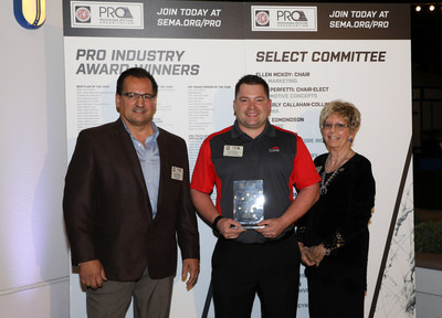 Eric Holmes, sales manager, Performance Films North America Automotive (center) accepts the SEMA “2017 PRO Manufacturer of the Year” award from Dino Perfetti, SEMA PRO Chair-Elect (left) and Ellen McCoy, SEMA PRO Chair (right).