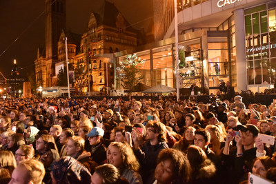 Pentatonix delights the City of Toronto with show-stopping performance to celebrate the unveiling of Hudson’s Bat and Saks Fifth Avenue 2017 Holiday Windows (CNW Group/Hudson's Bay)