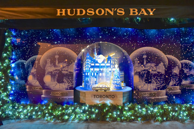 HUDSON'S BAY HOLIDAY WINDOWS 2017: Christmas in the City: Starry holiday scene is set against Toronto landmarks (CNW Group/Hudson's Bay)