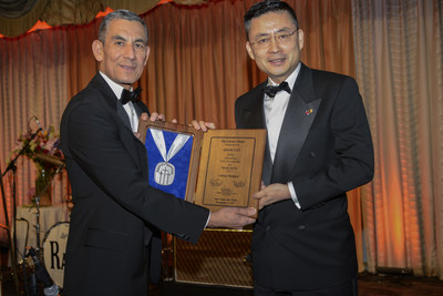 Chairman of the Board of the Calvary Fund Carlos Hernandez presents the Calvary Medal to HNA Group CEO Adam Tan