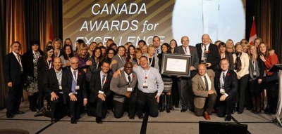quipe de collgues recevant le Prix de Canada pour l'excellence (Groupe CNW/Excellence Canada)