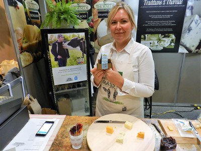 Photo of Pamela Hamel holding Devil’s Rock – photo by R.I. Tennison (CNW Group/Royal Agricultural Winter Fair)