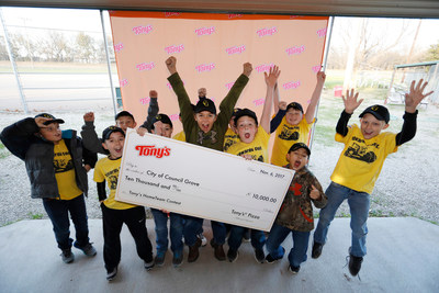 The Council Grove, Kansas 9u Boys Baseball team is the $10,000 grand-prize winner of the Tony’s pizza HomeTeam Contest. (Colin Braley, AP Images for Tony’s Pizza)