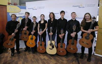 Sarah McLachlan, icône de la musique canadienne et lauréate de prix Grammy et Juno, en compagnie d'élèves de l'école Suzuki Music d'Ottawa. (Groupe CNW/Financière Sun Life inc.)