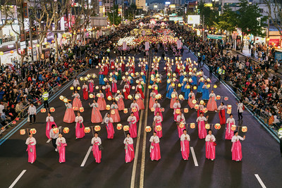 La parade du festival des lanternes de lotus (Yeon Deung Hoe)