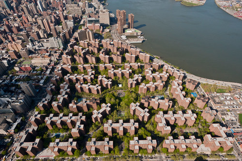 Blackstone and Ivanhoé Cambridge announce largest private multi-family residential rooftop solar project in the U.S. at New York City's Stuyvesant Town-Peter Cooper Village (CNW Group/Ivanhoé Cambridge)
