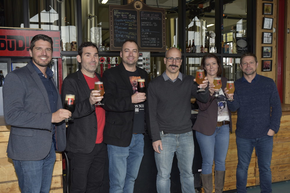 From left to right : Patrick D’Anjou, Vice-president, Sales, Quebec, Molson Coors Canada, André Trudel, Brewmaster, Trou du diable, Luc Bellerive, Finance Director, Trou du diable, Isaac Tremblay, President and Manager, Business Development, Trou du diable, Sandra Gagnon, Senior Manager, Marketing, Six Pints, Franck Chaumanet, member of senior management, Trou du diable (CNW Group/Molson Coors Canada)