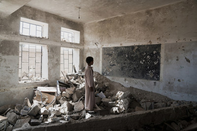 Un tudiant se tient dans les ruines de son ancienne salle de classe, dtruite en juin 2015,  l'cole Aal Okab  Saada, dans le gouvernorat de Saada, au Ymen. (Groupe CNW/UNICEF Canada)