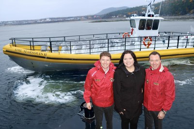 (de gauche à droite) : M. Loïc Hamel, vice-président de Croisières AML ; Mme Caroline Simard, adjointe parlementaire de la ministre du Tourisme et députée de Charlevoix-Côte-de-Beaupré ; M. Yan Hamel, président-directeur général de Croisières AML (Groupe CNW/Cabinet de la ministre du Tourisme)