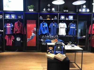 The souvenirs of F.C. Internazionale Milano, a world-class football club owned by Suning, are highlighted in the store