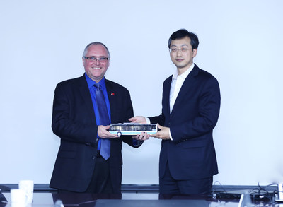 El presidente del Foton Motor Group, Gong Yueqiong, y el presidente y director ejecutivo de TDG, Paul Doherty (PRNewsfoto/Foton Motor Group)