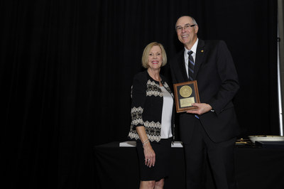 Dr. Steven Eckert receiving the American College of Prosthodontists Dan Gordon Award.
