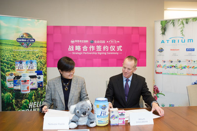 Peter Luther, CEO of Atrium Innovations (Right), and Lily Zhang, CEO of Netease Kaola (Left), during the strategic partnership signing ceremony, Oct. 25, 2017, in New York City. (Netease Kaola Photo)