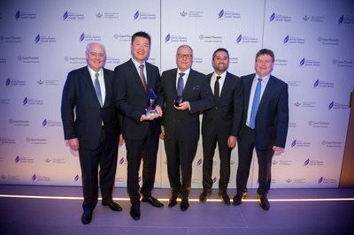 The Honourable, Perrin Beatty, President and CEO of The Canadian Chamber of Commerce, with 2017 Private Business Growth Award Winner, Alroy Chan, Senior Director, Corporate Development of Rocky Mountaineer and team, alongside Kevin Ladner, Executive Partner and CEO of Grant Thornton LLP. (CNW Group/Private Business Growth Award)