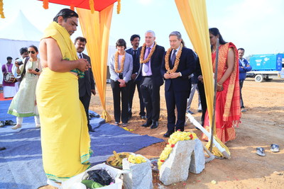 Minister Champagne carries out the traditional ground breaking for the new Magellan Aerospace (India) PVT Limited manufacturing and assembly facility in Devanahalli, India. (CNW Group/Magellan Aerospace Corporation)