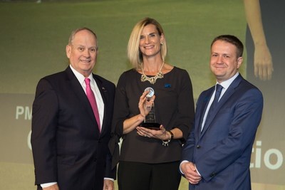 Craig Killough, PMI’s Vice-President of Organization Markets, presents Carrie Fletcher, CAMH’s Senior Director of Health Information Management and Enterprise Project Management Office, and Damian Jankowicz, CAMH’s Vice-President, Information Management, with the PMO of the Year Award on November 8, 2017 in Houston, Texas during PMI’s sixth annual PMO Symposium. (CNW Group/Centre for Addiction and Mental Health)