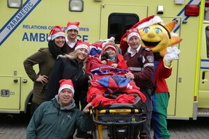 /R E P E A T -- Media Advisory - 2017 Santa Claus Parade - Destination downtown - Urgences-santé helps about 50 sick children experience the magic of Christmas/