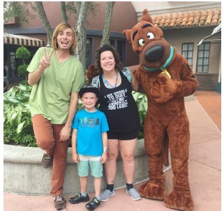 Seamus and his mom, Amy, with Shaggy & Scooby-Doo (CNW Group/Yukon Mining Alliance)