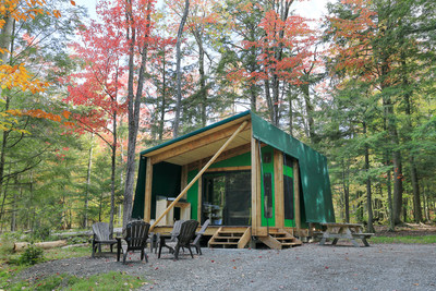 La Sépaq réinvente le prêt-à-camper grâce à un hybride ingénieux et tout confort entre le chalet et la tente. (Groupe CNW/Société des établissements de plein air du Québec)