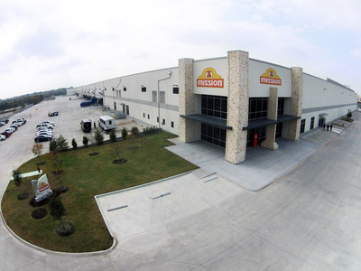 Juan González Moreno, President and General Director of Gruma, accompanied by Texas Secretary of State, Rolando B. Pablos, cuts the ribbon at the ceremony for the opening of the new Mission Foods plant in Dallas, Texas.