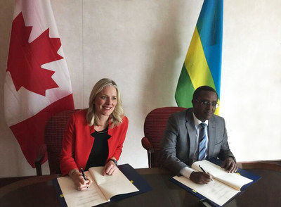 Minister McKenna and Rwanda’s Minister of Environment, Vincent Biruta, sign a memorandum of understanding on environmental cooperation in front of the Canadian and Rwandan flags. (CNW Group/Environment and Climate Change Canada)