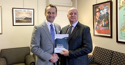 Minister of Veterans Affairs and Associate Minister of National Defence Seamus O'Regan and Veterans Ombudsman Guy Parent (CNW Group/Veterans Ombudsman)