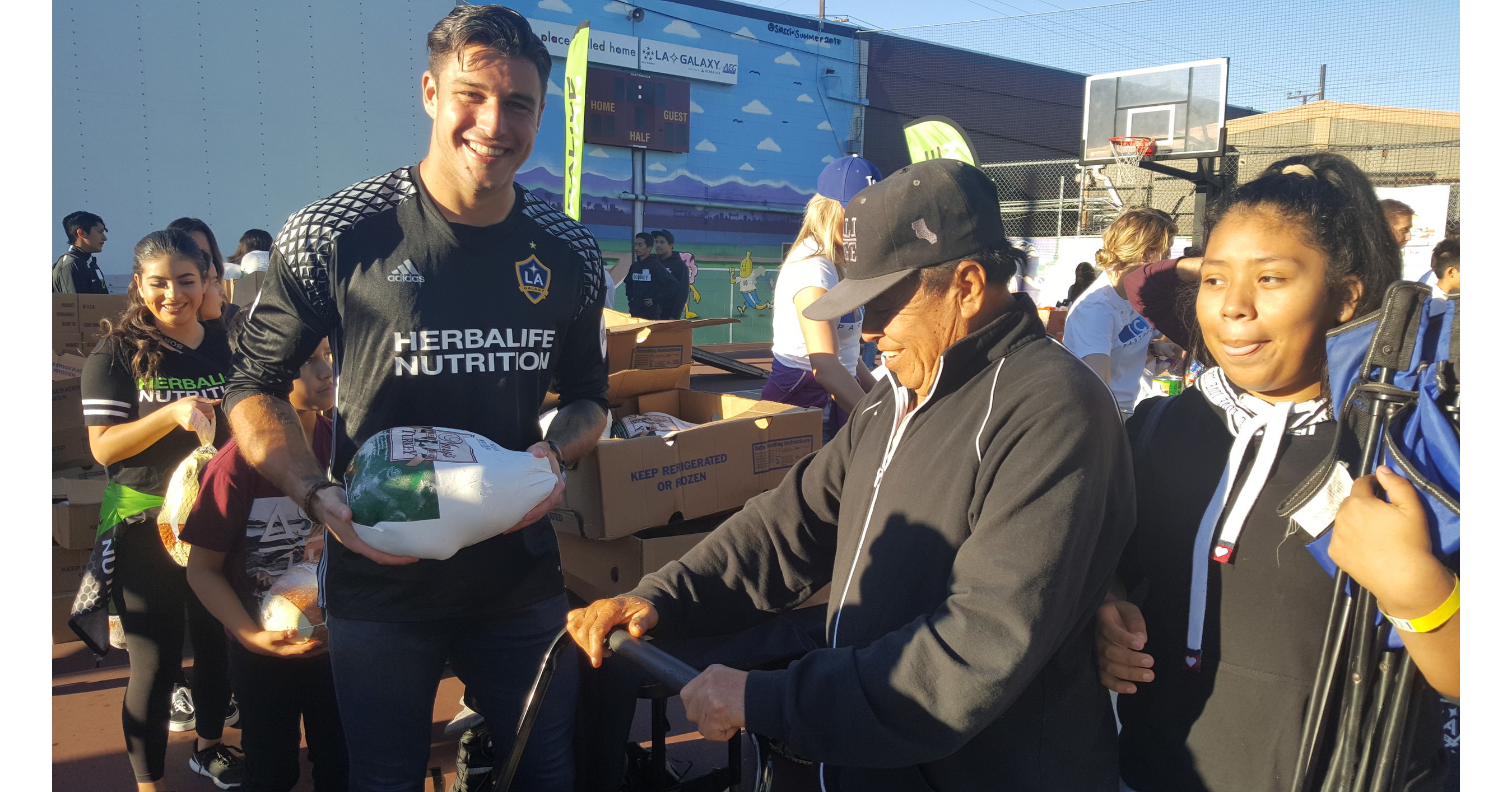 https://mma.prnewswire.com/media/609688/Herbalife_Nutrition_LA_Galaxy_Player_Distributing_Turkeys.jpg?p=facebook