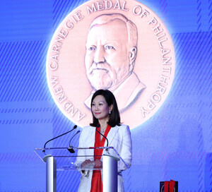 Primeira da China continental a receber a Medalha Carnegie de Filantropia, Mei Hing Chak leva a filantropia chinesa ao palco do mundo