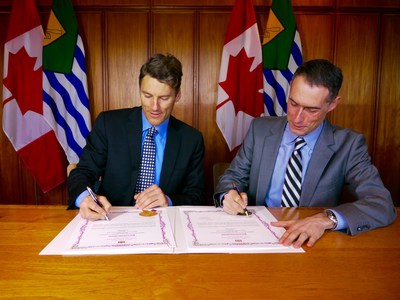 Mayor Gregor Robertson and FortisBC's Roger Dall'Antonia, executive vice president customer service and technology, sign a memorandum of understanding at Vancouver City Hall. (CNW Group/FortisBC)