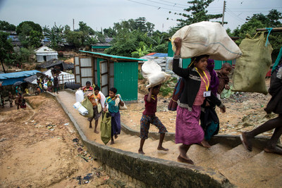 Rohingya refugees carry their personal effects, as they make their way through the winding and complex alleys of Kutupalong refugee camp, in Cox's Bazaar, Bangladesh, Friday 20 October 2017.  UNICEF/UN0140916/LeMoyne (CNW Group/UNICEF Canada)