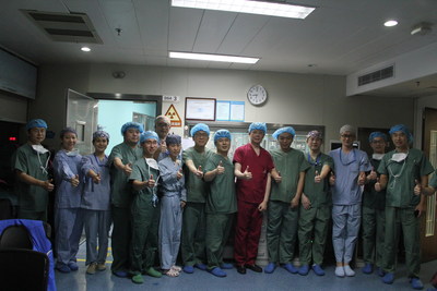 Le professeur Wang Jian'an, prsident du deuxime hpital affili de l'cole de mdecine de l'Universit Zhejiang, annonce que la Chine a ralis avec succs sa premire implantation clinique d'un transcathter de valvule aortique rcuprable