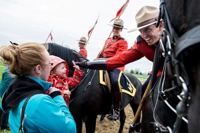 La GRC salue les Canadiens qui ont aid  amasser 755 169 $ pour des organismes charitables durant la tourne du Caroussel du 150e anniversaire du Canada. (Groupe CNW/Gendarmerie royale du Canada)